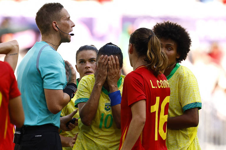 Perto do árbitros e rodeada por jogadoras de Brasil e Espanha, Marta se desespera ao receber cartão vermelho em partida dos Jogos Olímpicos de Paris