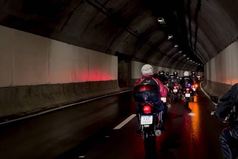 Motos em túnel