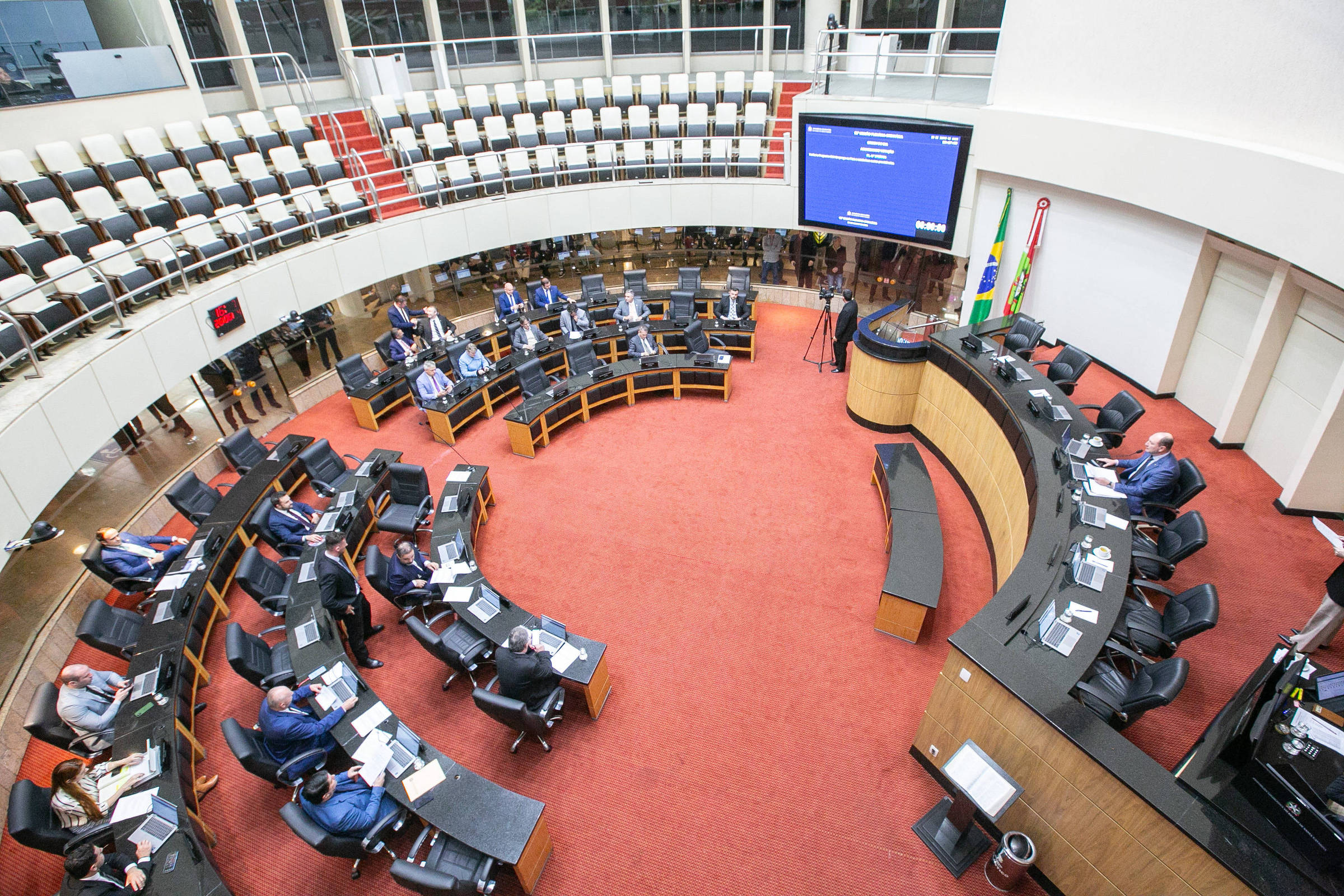 Painel: Assembleia de SC adota bancadas regionais para tentar reduzir polarização