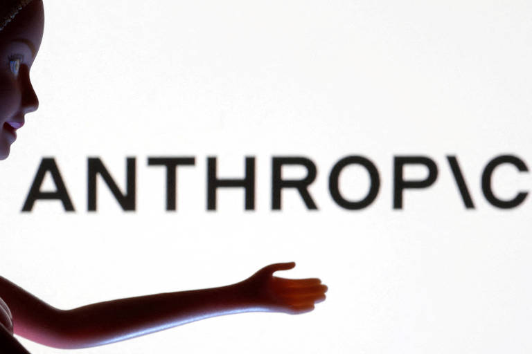 Logo da Anthropic é visto detrás da silhueta de uma boneca