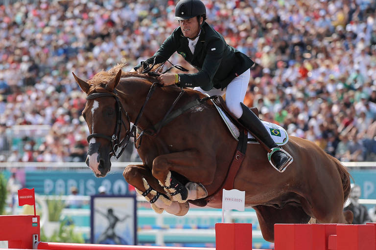 Brasileiro Pedro Veniss durante prova de hipismo no salto por equipe nas Olimpíadas de Paris-2024