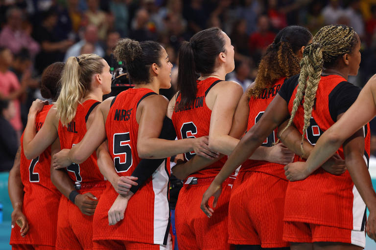 Jogo de basquete feminino Austrália vs Canadá nas Olimpíadas de Paris-2024 Olympics. Jogadoras do Canadá estão enfileiradas e cantando o hino de seu país. Elas estão de costas para a foto.