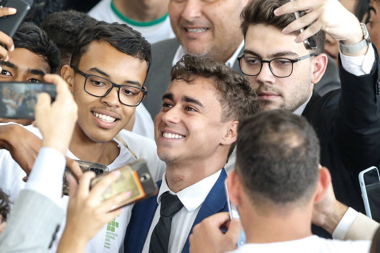 O político começou a crescer nas redes sociais na época do impeachment da ex-presidente Dilma Rousseff (PT); em seu canal no YouTube, ele já demonstrava apoio ao então deputado federal Jair Bolsonaro, hoje do PL; Nikolas também usou as redes para denunciar o que chama de doutrinação ideológica nas universidades, inclusive na PUC (Pontifícia Universidade Católica) de Minas Gerais, onde se formou em direito