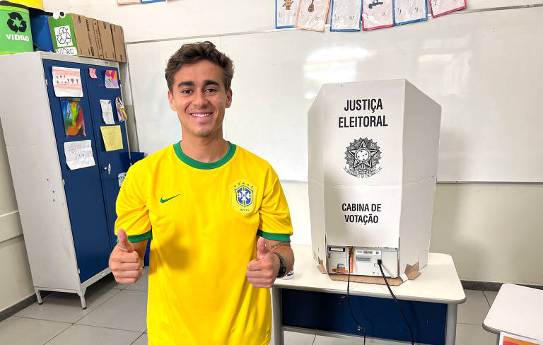 Em 2020, Nikolas foi eleito vereador em Belo Horizonte pelo PRTB; ele foi o segundo mais votado, atrás de Duda Salabert (PDT), que virou um de seus alvos frequentes; o político foi eleito em 2022 como deputado federal pelo PL com 1,49 milhão de votos, a maior votação no país