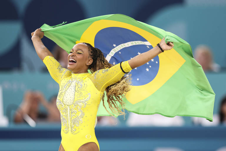 Rebeca Andrade comemora a prata no individual geral