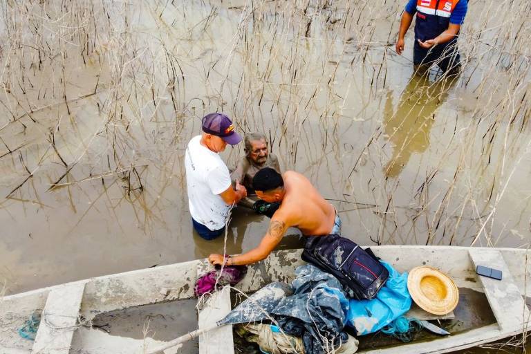Defesa Civil resgata pescador que ficou dias atolado com seca no Rio Solimões