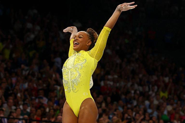 Rebeca Andrade sorrindo com maos levantas
Rebeca se tornou a mulher com mais medalhas olímpicas do Brasil