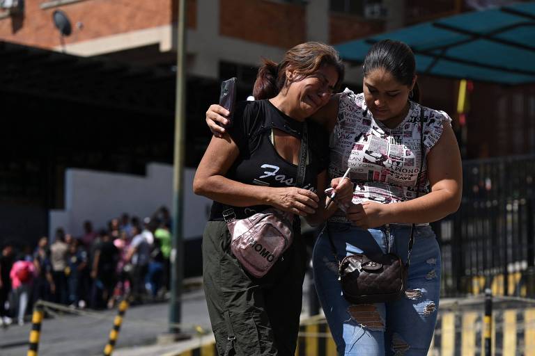 Familiares de pessoas presas durante protestos opositores em Caracas aguardam notícias nos arredores do Zona 7, Centro de Detenção da Polícia Nacional Bolivariana da Venezuela