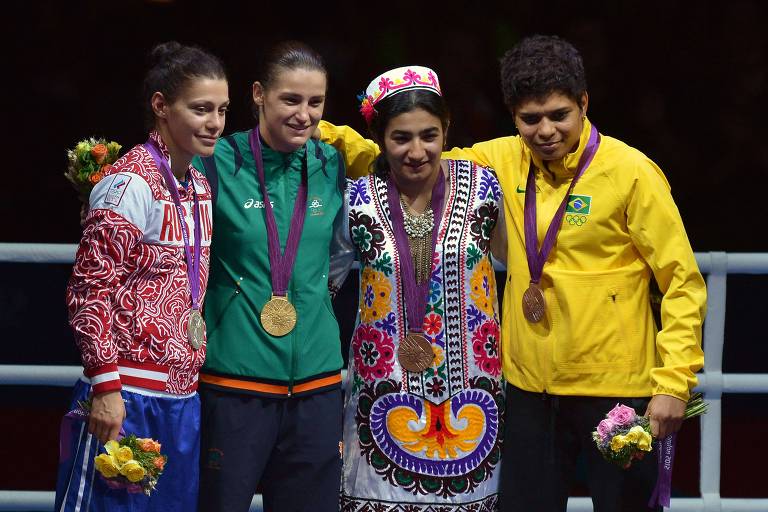 Adriana Araújo (de amarelo), com a medalha de bronze conquistada em Londres-2012 que acabou vendendo, ao lado da irlandesa Katie Taylor (ouro, de verde), da russa Sofya Ochigava (1ª à esq.) e da tajique Mavzuna Chorieva (também bronze) na categoria até 60kg
