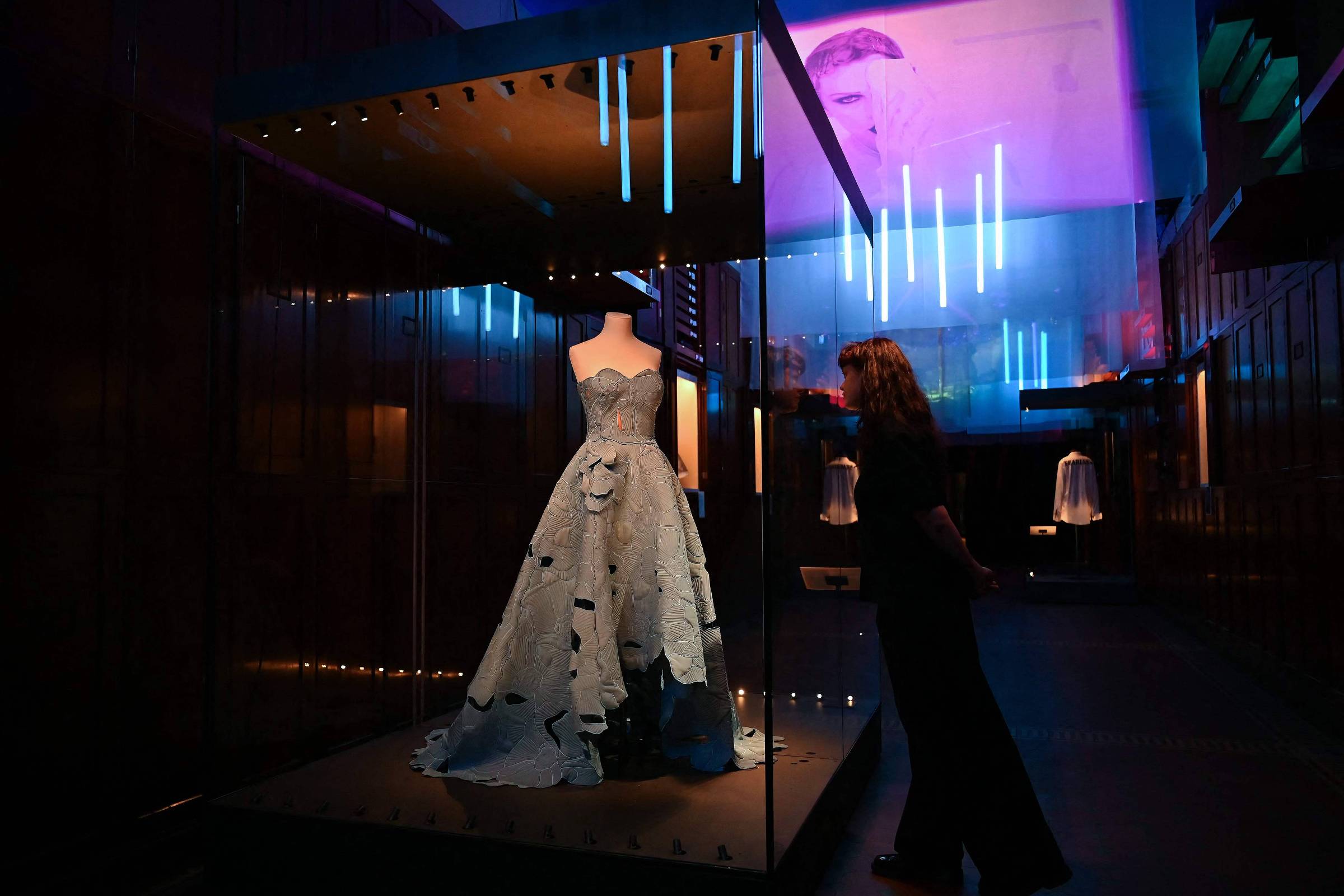 Museu com objetos e roupas de Taylor Swift vira rota obrigatória de fãs em Londres