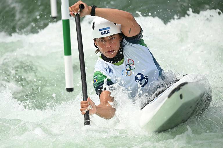 Com o remo na água e dentro de uma canoa, a brasileira Ana Sátila compete em prova da canoagem slalom nos Jogos Olímpicos de Paris