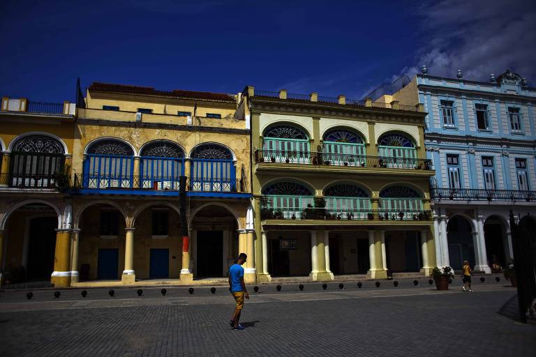 Turistas passeiam em rua de Havana Velha, em Cuba