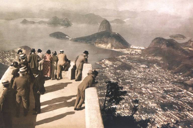 Pessoas observam o Rio de Janeiro, do alto do Corcovado, por volta de 1930, em imagem do "Lembranças do Brasil - As Capitais Brasileiras nos Cartões Postais e Álbuns de Lembrança", de João Emílio Gerodetti e Carlos Cornejo