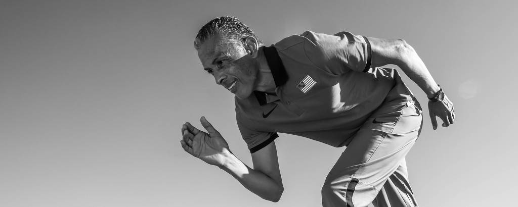 O campeão olímpico Joaquim Cruz, técnico da equipe paralímpica de atletismo dos EUA, faz pose de corrida em complexo do esporte em Chula Vista, San Diego, California (EUA)