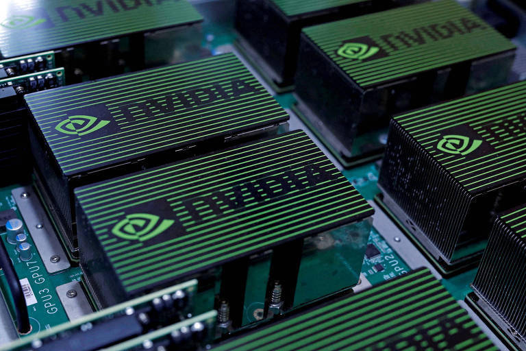 Processadores pretos aparecem enfileirados. Eles tem listras verdes e o logo da Nvidia na parte de cima.