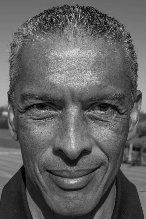 Retrato de rosto inteiro do campeão olímpico Joaquim Cruz, técnico da equipe paralímpica de atletismo dos EUA, em centro de treino  em Chula Vista, San Diego, California 