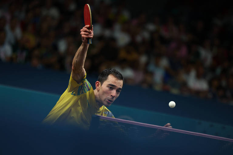O mesa-tenista Hugo Calderano rebate a bolinha na derrota para o sueco Truls Moregard na semifinal das Olimpíadas de Paris