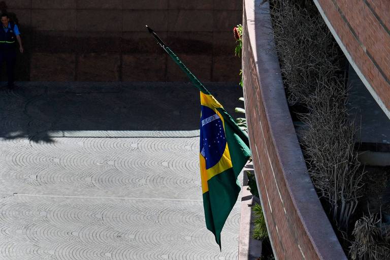 Bandeira do Brasil na embaixada da Argentina em Caracas 