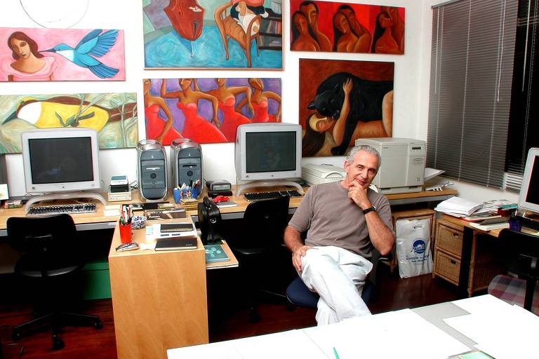 O designer gráfico Hélio de Almeida, em seu estúdio em São Paulo (2004) 