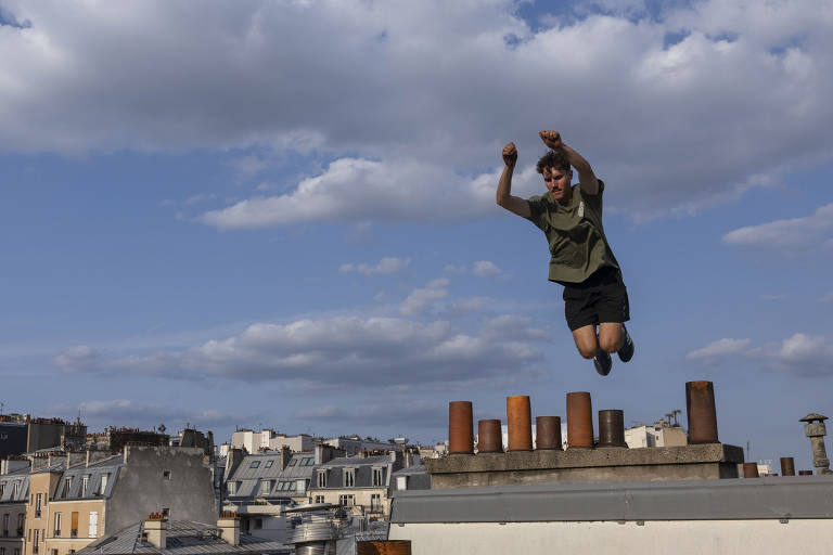 Praticantes de parkour desbravam telhados icônicos da capital francesa