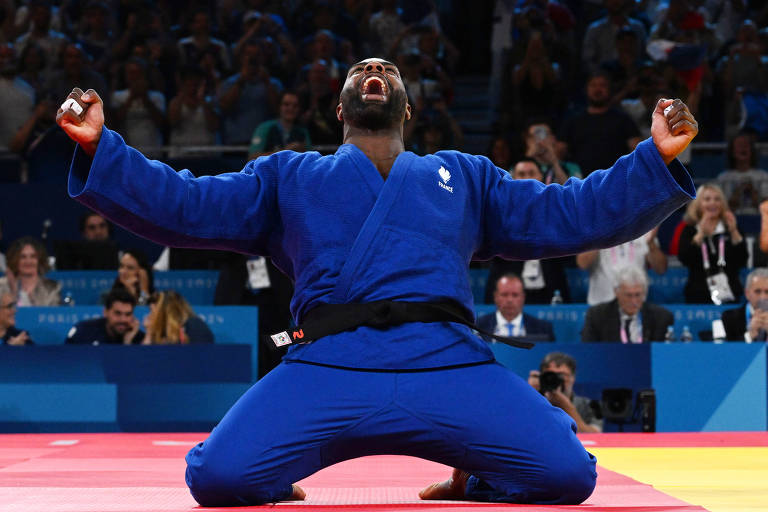 Teddy Riner comemora ouro em Paris
