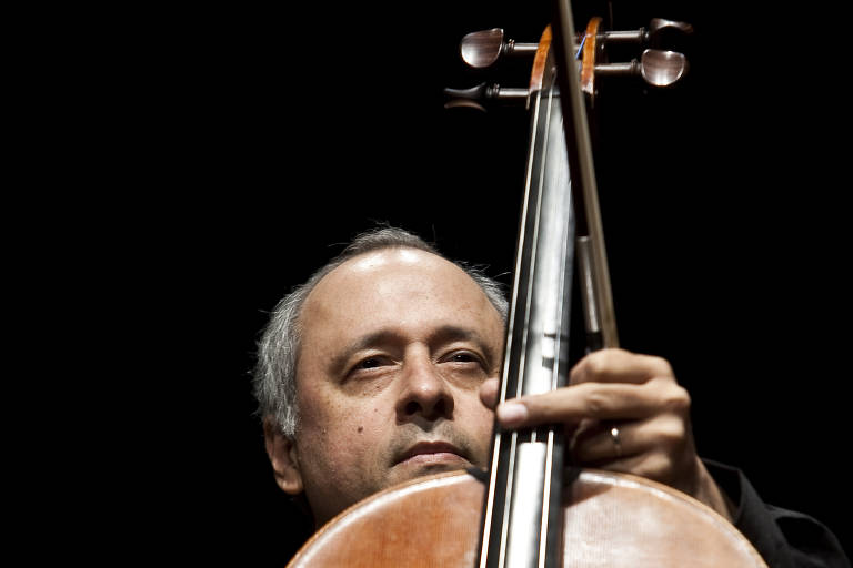O violoncelista Antonio Meneses conversa com o público em uma mini-entrevista que antecedeu seu concerto solo no Teatro Cultura Artística Itaim, em 2011