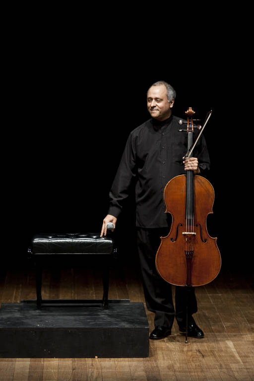 O violoncelista Antonio Meneses conversando com o público em concerto solo no Teatro Cultura Artística, em São Paulo, em 2011
