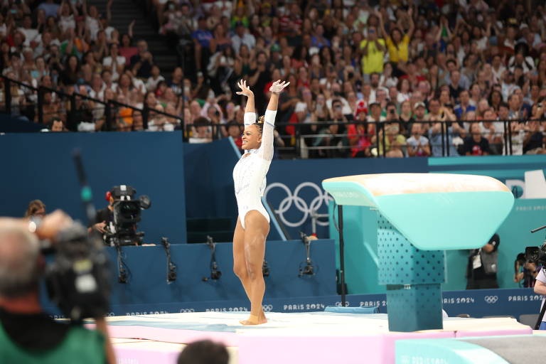 A ginasta se apresenta para os jurados