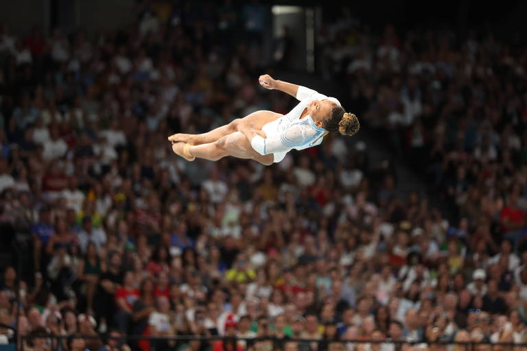 Rebeca durante salto na final da ginástica
