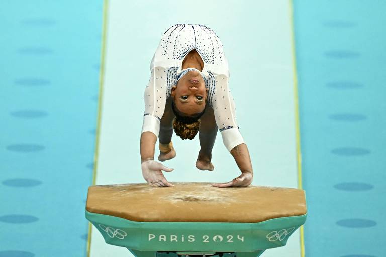 Rebeca conquista a prata na final de salto da ginástica em Paris-2024