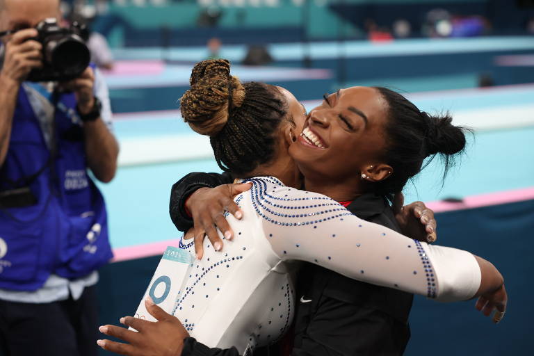 Rebeca Andrade e Simone Biles se abraçam após a competição