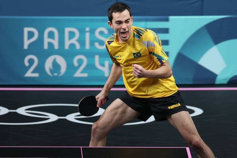 O brasileiro Hugo Calderano durante a semifinal do individual masculino do tênis de mesa nos Jogos de Paris contra o sueco Truls Moregard