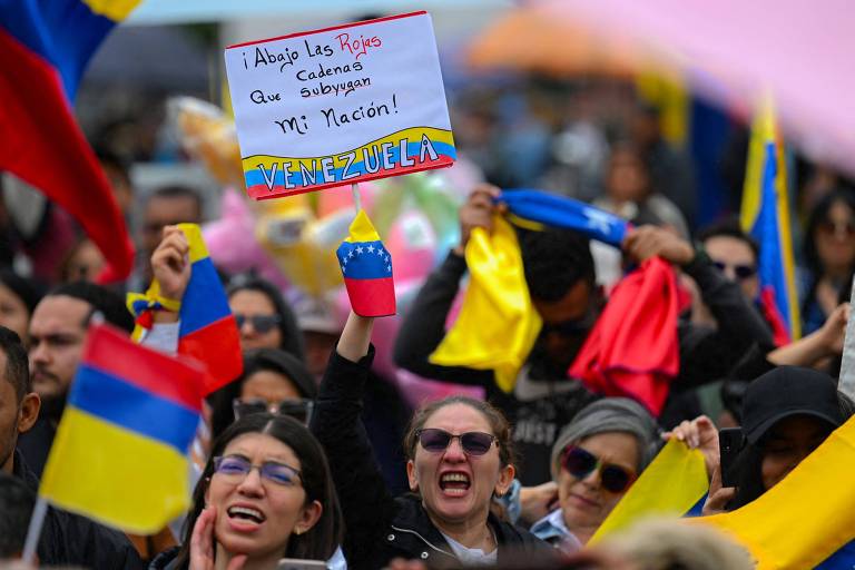 Diáspora venezuela protesta na Praça de Bolívar, em Bogotá, contra Nicolás Maduro