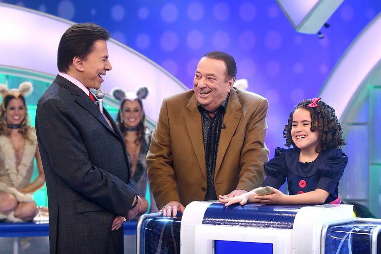 O apresentador Raul Gil (centro) e a menina Maísa participam do quadro "Jogo das Três Pistas" no Programa do Silvio Santos, no SBT.