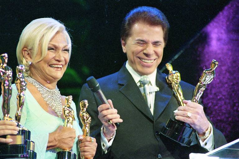 O apresentador Silvio Santos entrega o Troféu Imprensa para a apresentadora Hebe Camargo.