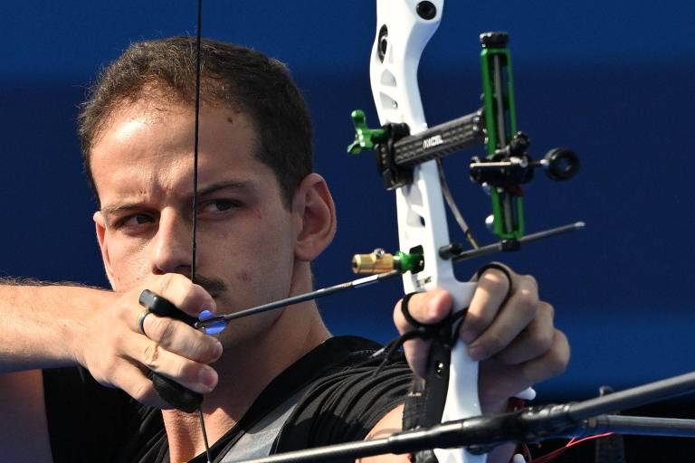 Brasileiro Marcus D'Almeida durante a fase eliminatória de tiro com arco de equipe mista nos Jogos Olímpicos de Paris-2024.