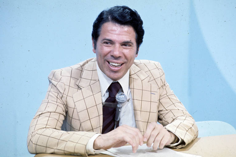 O apresentador Silvio Santos, em estúdio da TV Record na década de 70.