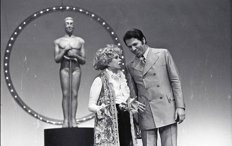 O apresentador Silvio Santos entrega o prêmio Troféu Imprensa para a humorista Dercy Gonçalves.