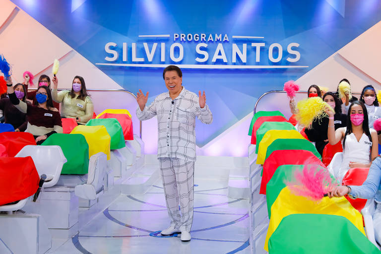 Silvio Santos grava programa de pijama