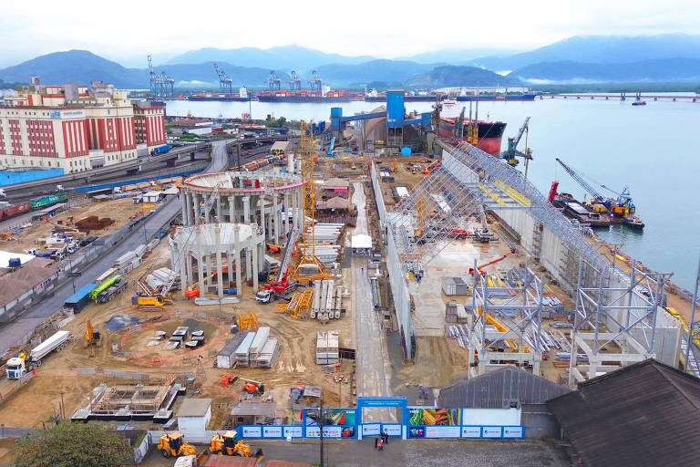 Obras de construção do terminal da Cofco no porto de Santos, em 30 de junho de 2024