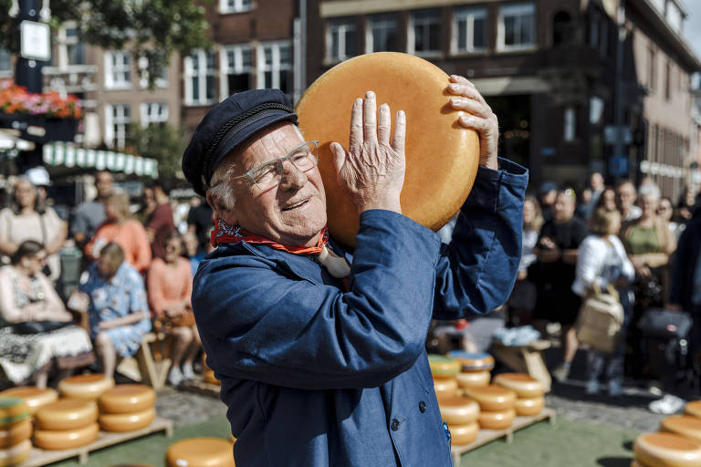 Ad van Kluijve, a farmer who puts on a show of haggling over price with buyers for the enjoyment of tourists, at the weekly cheese market in Gouda