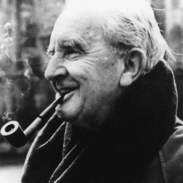 JRR Tolkien fumando cachimbo