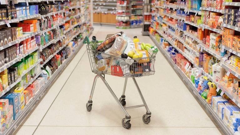 Um carrinho de compras no corredor de um supermercado