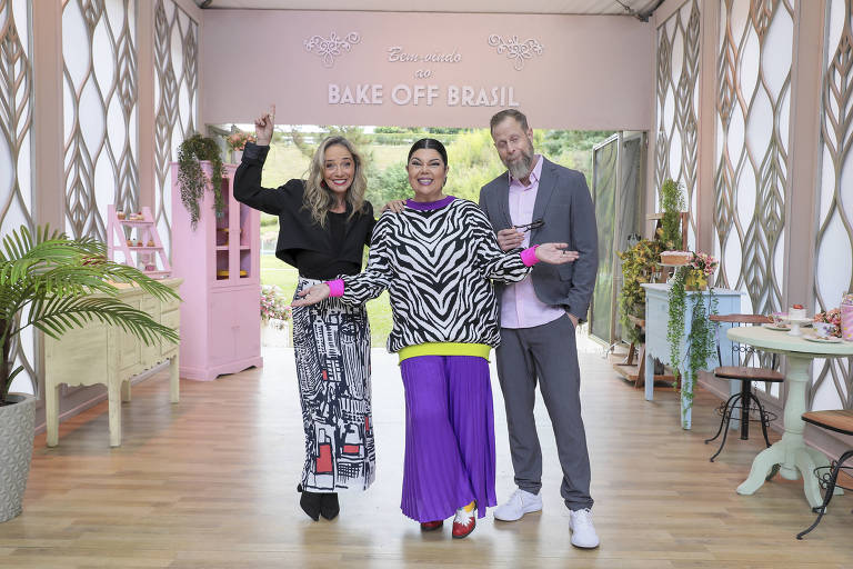 Fabiana Karla, apresentadora, entre Carole Crema e André Mifano, jurados do 'Bake Off Brasil'