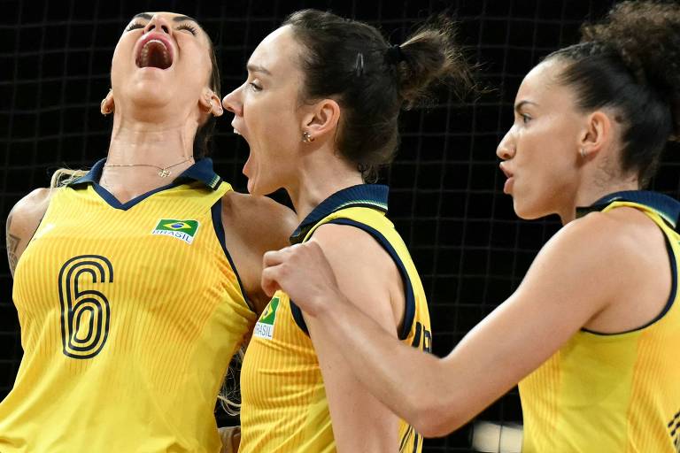 Thaísa, Roberta, gritando, e Gabi comemoram no jogo em que a seleção feminina de vôlei derrotou a Polônia nos Jogos Olímpicos de Paris