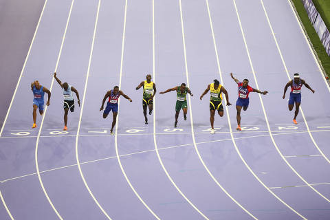 De último a primeiro em 60 metros, Noah Lyles vive noite histórica no Stade de France