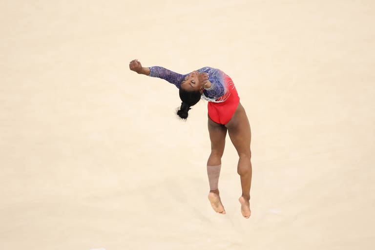 Simone Biles se apresenta no solo, na final que acontece na Arena Bercy