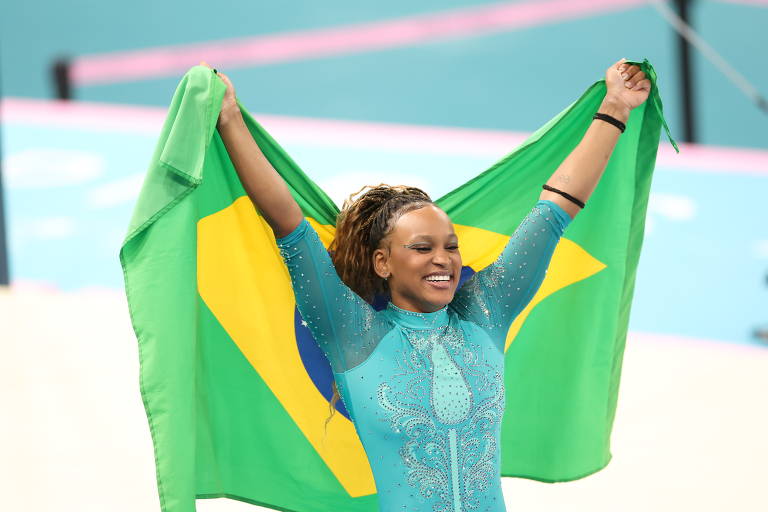 Rebeca Andrade comemora a medalha de ouro conquistada na final de solo da ginástica artística