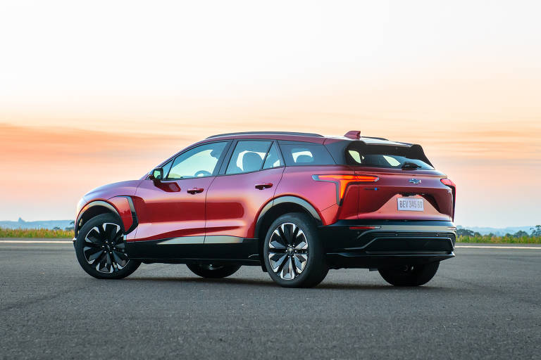 Chevrolet Blazer EV de traseira, com porta-malas voltado para a direita