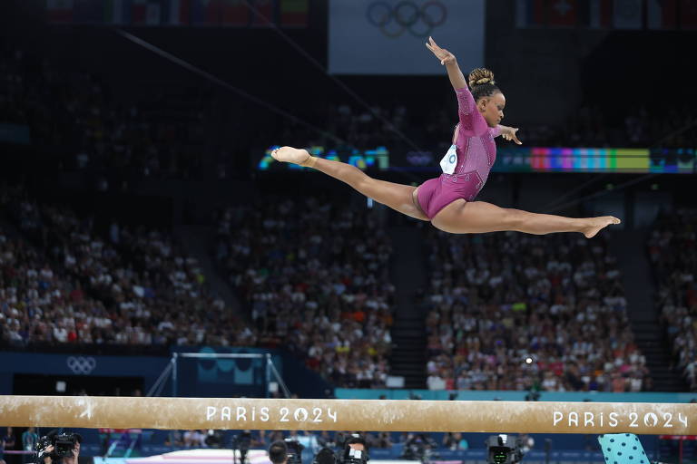 A ginasta brasileira Rebeca Andrade se exibe na final da trave nas Olimpíadas de Paris, na Arena Bercy; ela terminou na quarta colocação